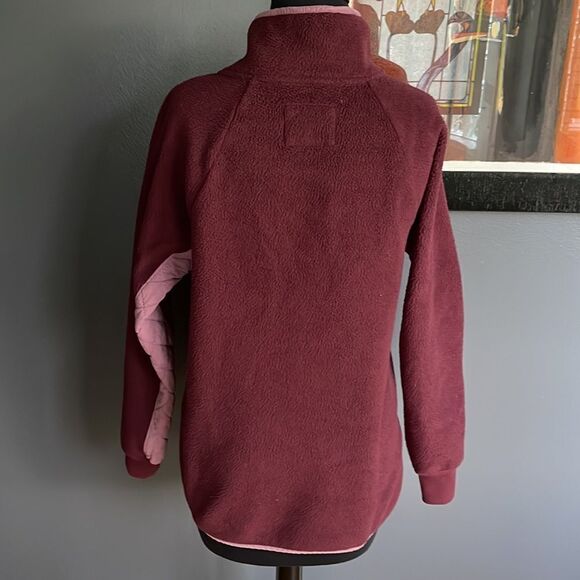 Abercrombie & Fitch shades of burgundy quilted & fleece diagonal snap top. Small - Picture 4 of 5